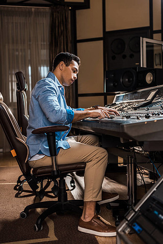 幕后英雄 錄音棚里的動(dòng)畫(huà)聲音魔法師